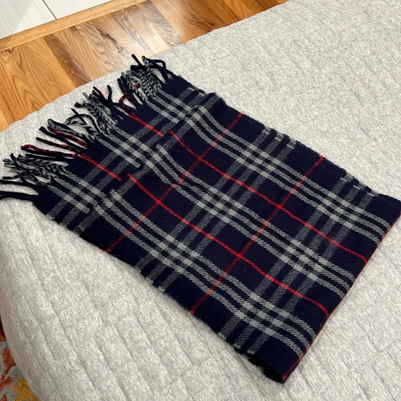 Burberrys of London lambs wool scarf - Picture 1 of 3